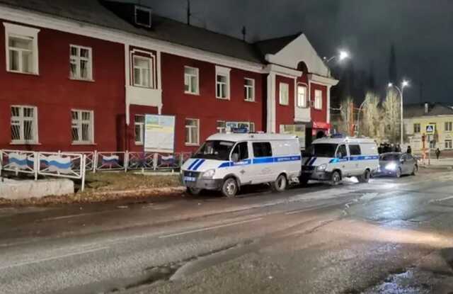 В России женщина бросила в военкомат "коктейль Молотова" и устроила пожар