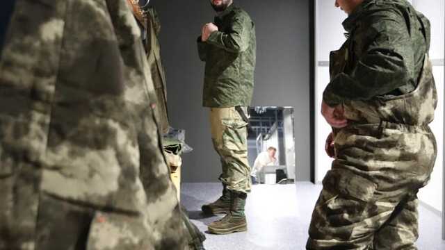 Не встиг доїхати до України: російського "мобіка" на навчаннях придушило дулом танка