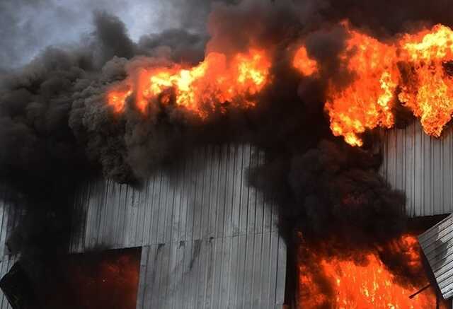Унаслідок ворожих обстрілів загорілося підприємство з вивезення відходів на Дніропетровщині