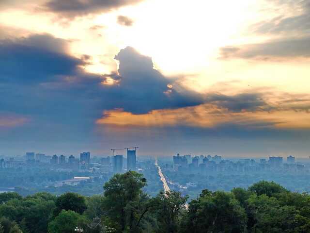 РФ завдала удару по критичній інфраструктурі Києва, є перебої зі світлом