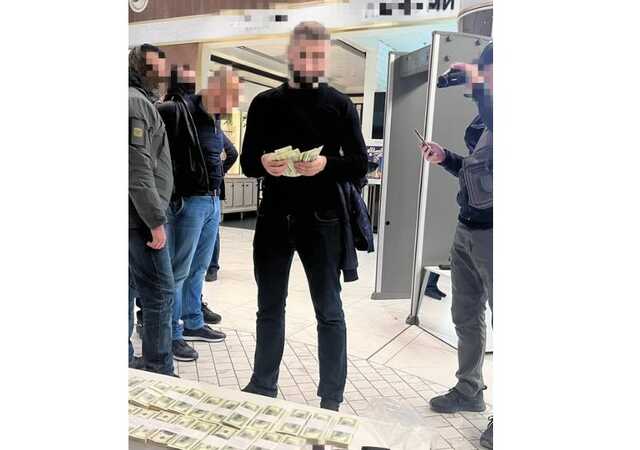 У Києві шахрай під виглядом офіцера СБУ отримав 250 тисяч доларів