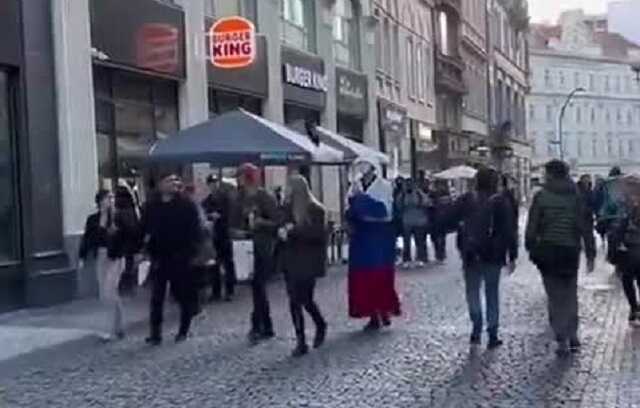 В Праге мужчина показал "страшнейший наряд на Геловин", надев флаг России