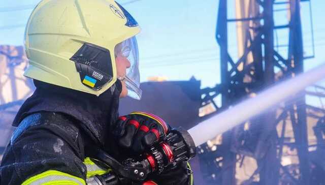 З’явились фото ліквідації сьогоднішньої пожежі на енергетичному об’єкті Черкаської області