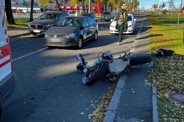 У Києві сталась аварія за участю легковика та мотоцикла: є постраждалі