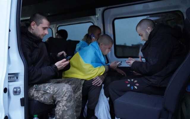 СБУ показала відео звільнення з полону 107 українських захисників