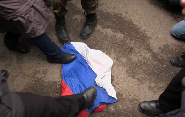 Херсонці зривають прапори окупантів, які втекли