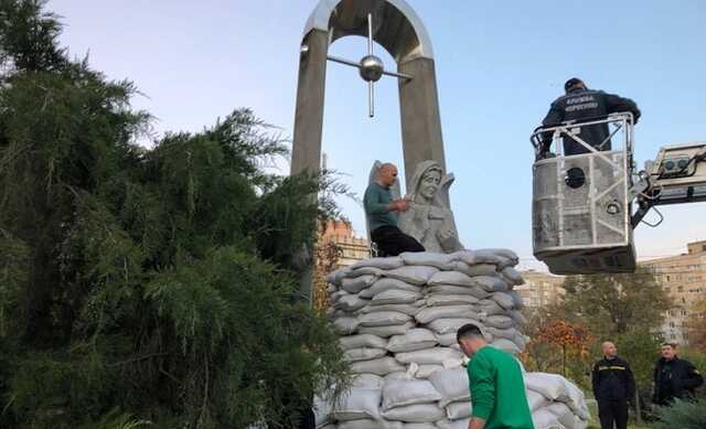 В Николаеве закрыли мешками с песком четыре городских памятника