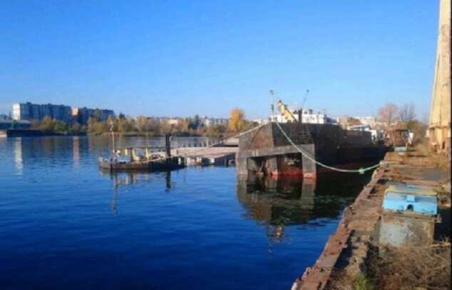 Россияне взрывают суда под Херсоном. Днепру угрожает экологическая катастрофа