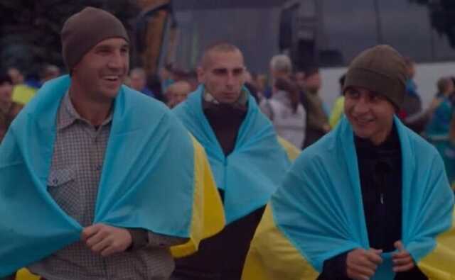 "Сонце, я вдома": у мережі показали зворушливі кадри повернення з полону українських прикордонників
