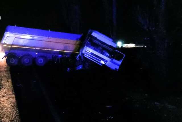 На Хмельниччині сталася смертельна аварія: вантажівка зіткнулася з легковиком