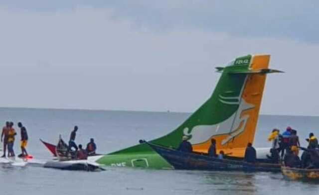 У Танзанії літак із 43 пасажирами на борту впав в озеро