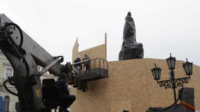 В Одесі вирішили демонтувати пам’ятник Катерині. Роботи вже почалися