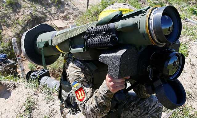 Джавелін із засідки палить російський танк: відео