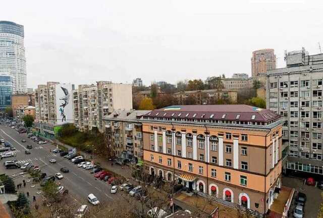 В Киеве неизвестные мешали АРМА установить контроль над зданием