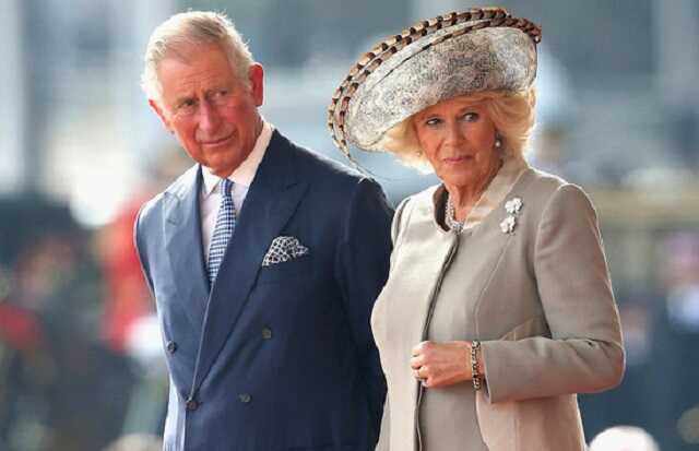 Чарльза ІІІ та його дружину закидали яйцями під час візиту в Йоркшир