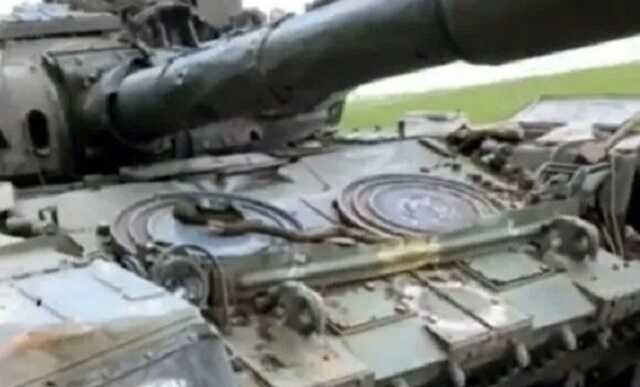 "Укріпили каналізаційними люками": ЗСУ на півдні ліквідували російський танк з додатковою "бронею"