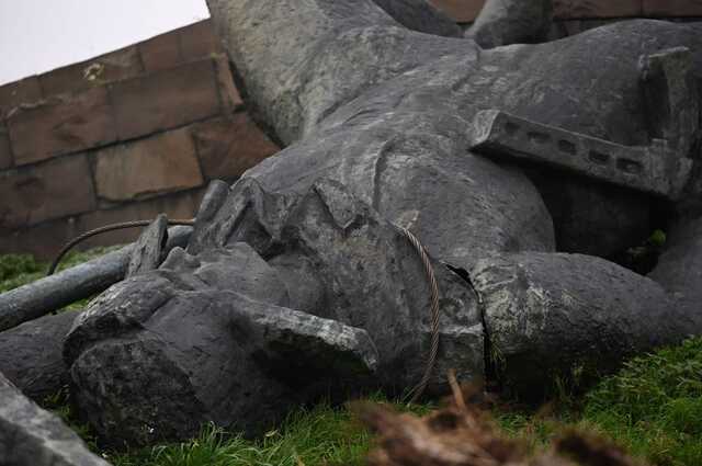 В Ужгороді демонтували 19-тонний пам’ятник радянському солдату