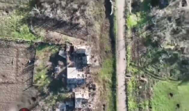 Дрон скидає міну в групу окупантів: відео безпілотника