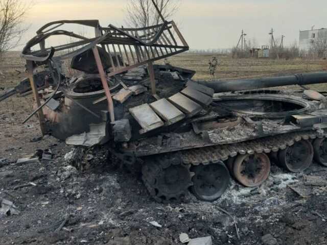 Окупанти при відступі із Херсона самі підривали свої танки