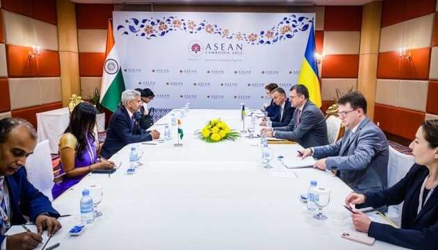 Кулеба обговорив із главами МЗС Індії та Оману підтримку України