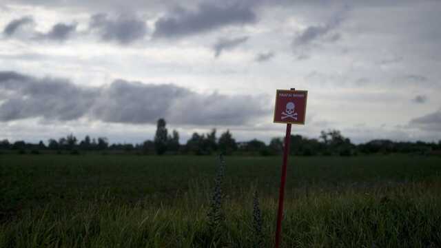 У Херсонській області автомобіль підірвався на вибухівці, постраждала жінка з дітьми