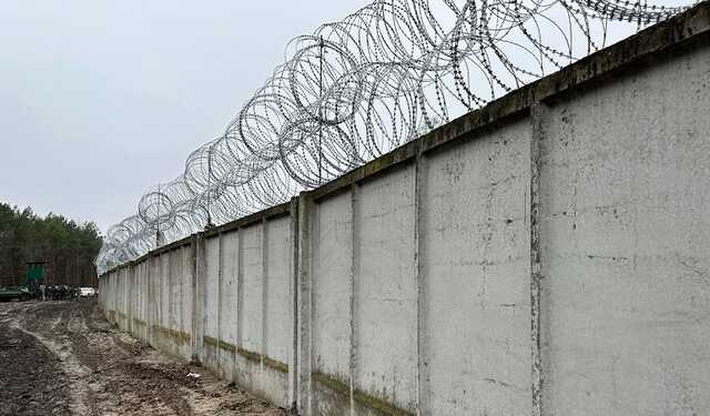 В офисе президента показали, как строят стену на границе с Беларусью