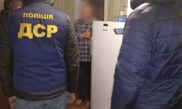 В Черниговской области мужчина вывесил во дворе флаг страны-оккупанта