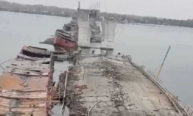 Над Антоновским мостом развевался флаг Украины: трогательные кадры