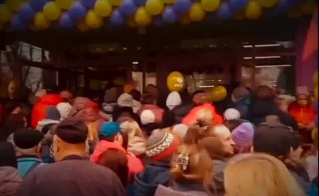 В окупованому Маріуполі місцеві жителі штурмували супермаркет, який щойно відкрився