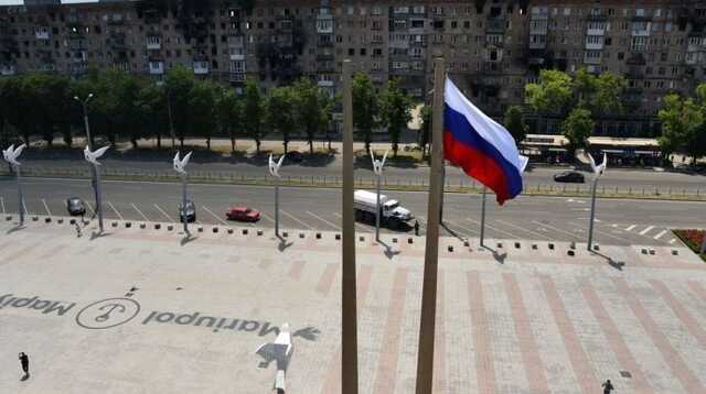 Українські активісти зняли російський прапор на площі Свободи окупованого Маріуполя