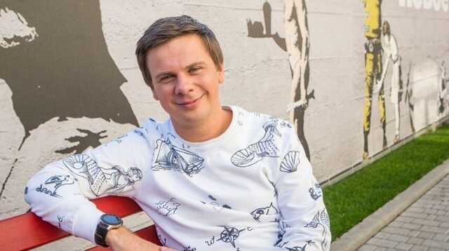 Дмитро Комаров сфотографувався на в’їзді до звільненого Херсона з військовими та символом області