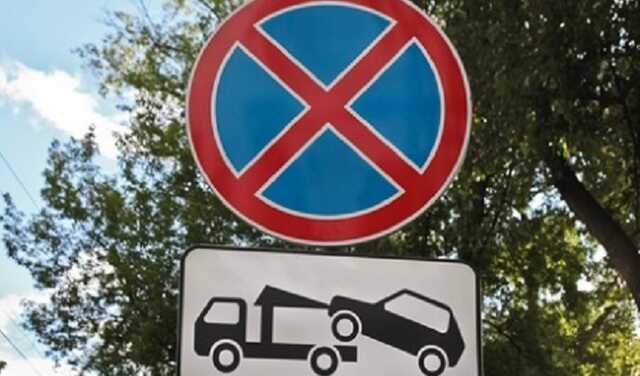 У Києві автомобіль "героя паркування" закидали мішками зі сміттям