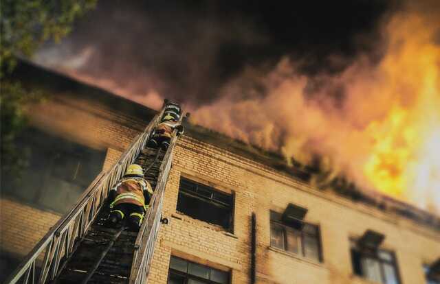 На Харківщині через обстріл горіли навчальний заклад та котельня