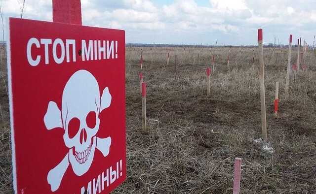 Трое гражданских взорвались на мини в Харьковской области