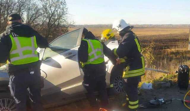 На Київщині легковик протаранив відбійник: частина конструкцій пробила машину наскрізь