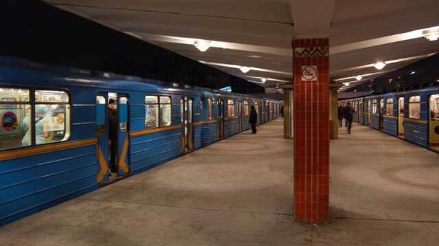 У київському метро під час масованої ракетної атаки люди співали "Червону руту"