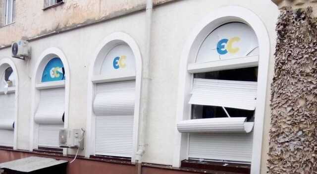 Во время утреннего обстрела Днепра пострадал местный офис "Евросолидарности"