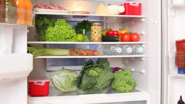 Киянам розповіли, як безпечно харчуватись при відключеннях світла