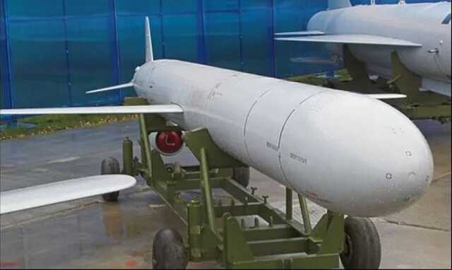 Окупанти прикрутили болванку ядерної боєголовки до однієї з ракет, націленої на Київ