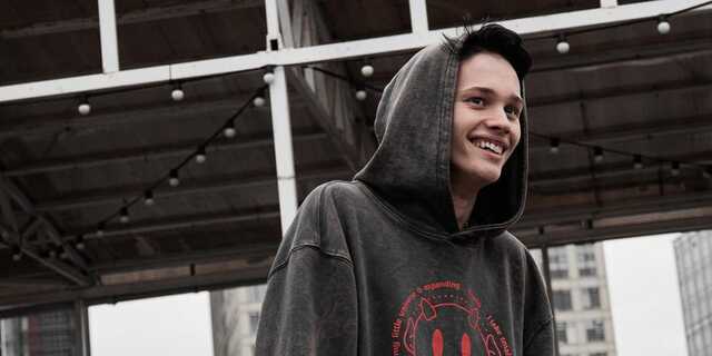 Російський блогер Мілохін, який втік до США, заспівав гімн України і розлютив росіян