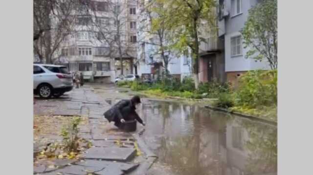 З’явилося відео, як у Херсоні жителі набирають воду з калюж