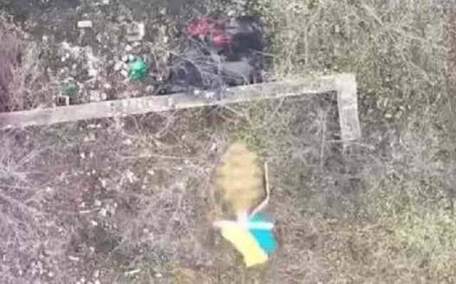 Бойовий дрон знищує окупанта, що закутався у чорну поліетиленову плівку