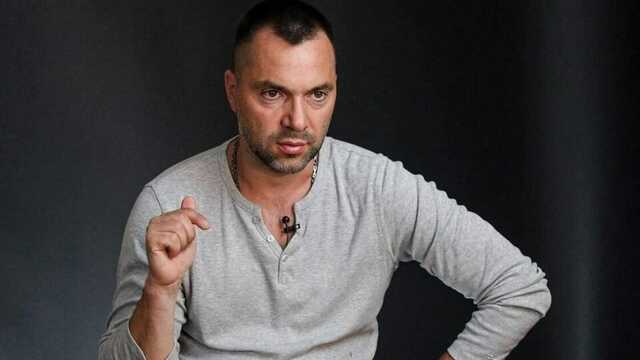 Ми стабільно кладемо батальйон. Арестович розповів про щоденні втрати армії РФ