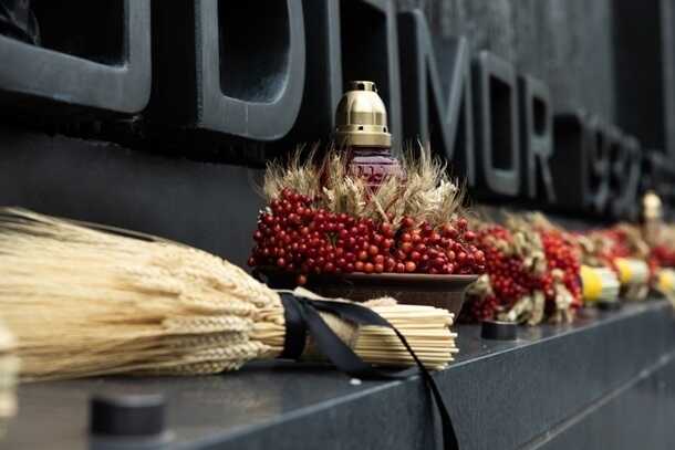 Зеленський вшанував пам’ять жертв Голодомору, порівнявши трагедію із сьогоднішньою війною