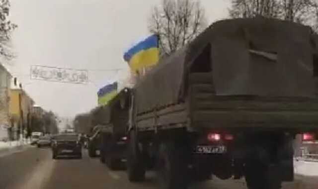В Тверской области РФ заметили колонну военной техники с украинскими флагами