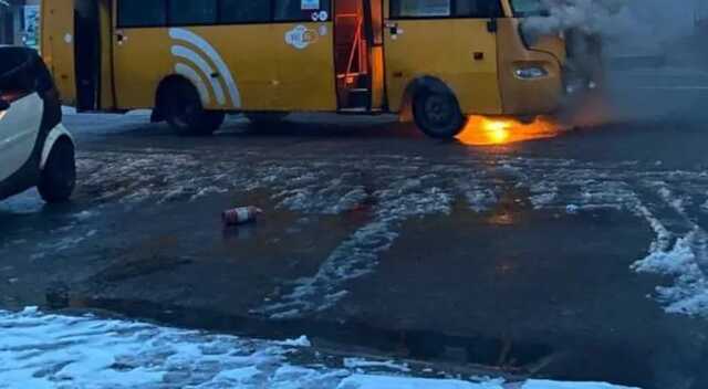 У Києві під час руху загорілась маршрутка