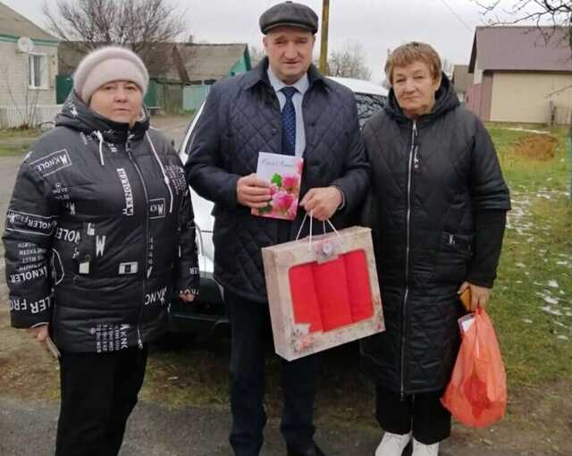 У Курській області матерям ліквідованих в Україні окупантів подарували листівки та рушники