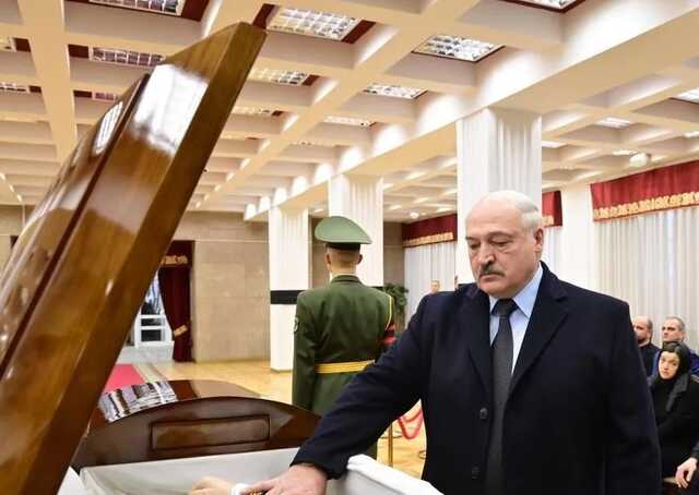 "А що з обличчям?" Мережу розбурхало фото Лукашенка на похороні Макея