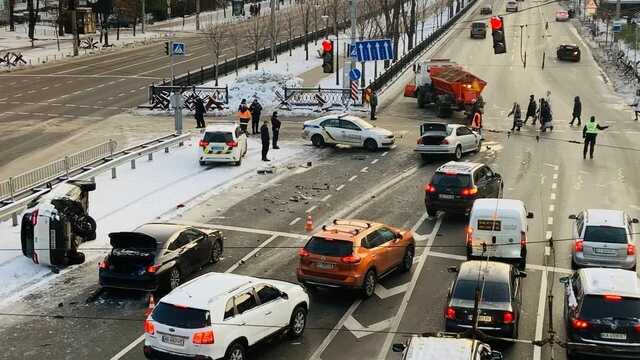 У Києві сталася ДТП за участю 5 автомобілів