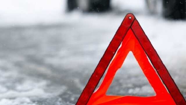 У Києві легковик протаранив конструкції дорожніх служб та в’їхав у відбійник